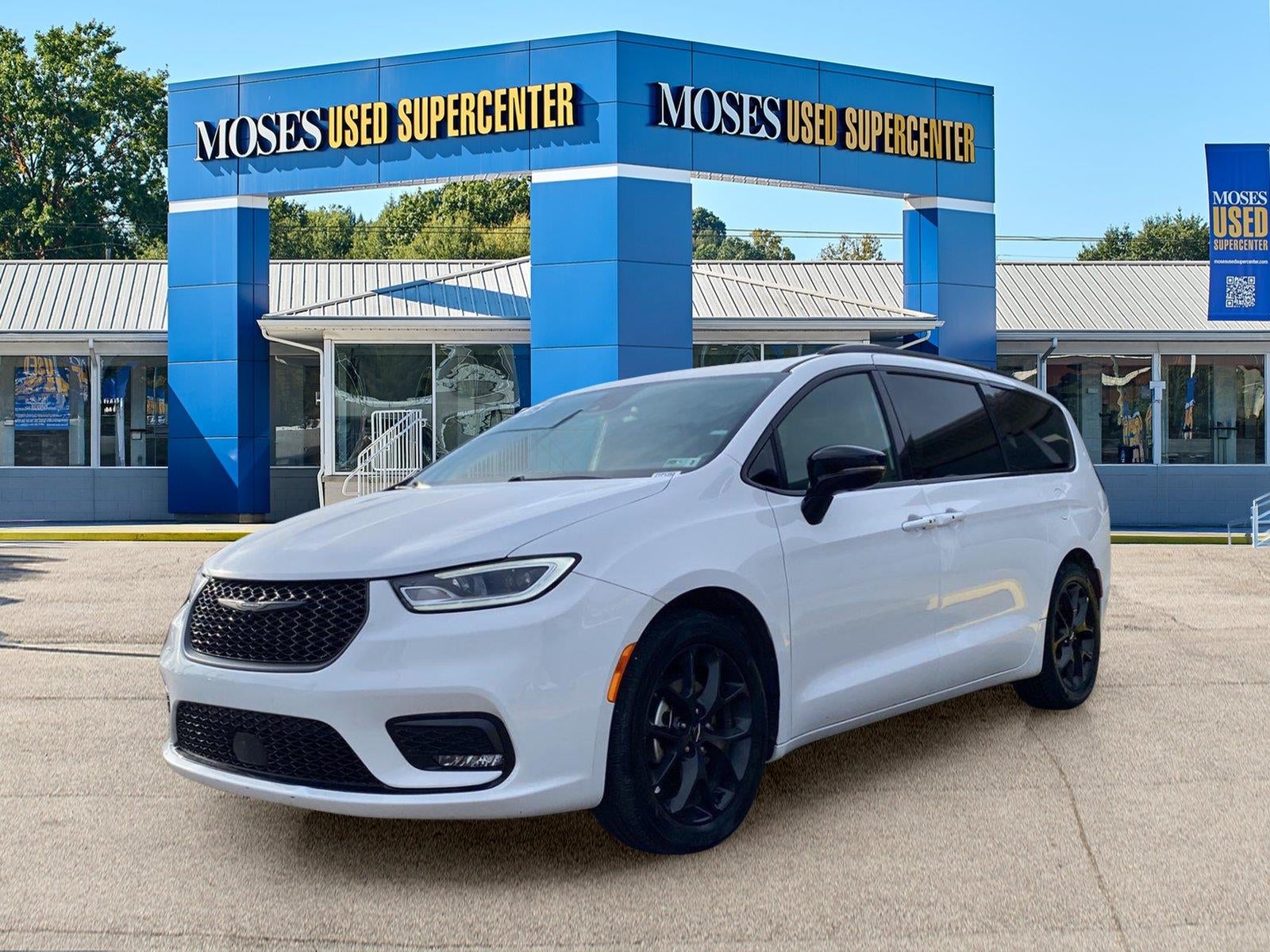 2025 Chrysler Pacifica Limited in Bright White Clearcoat — front three-quarter view