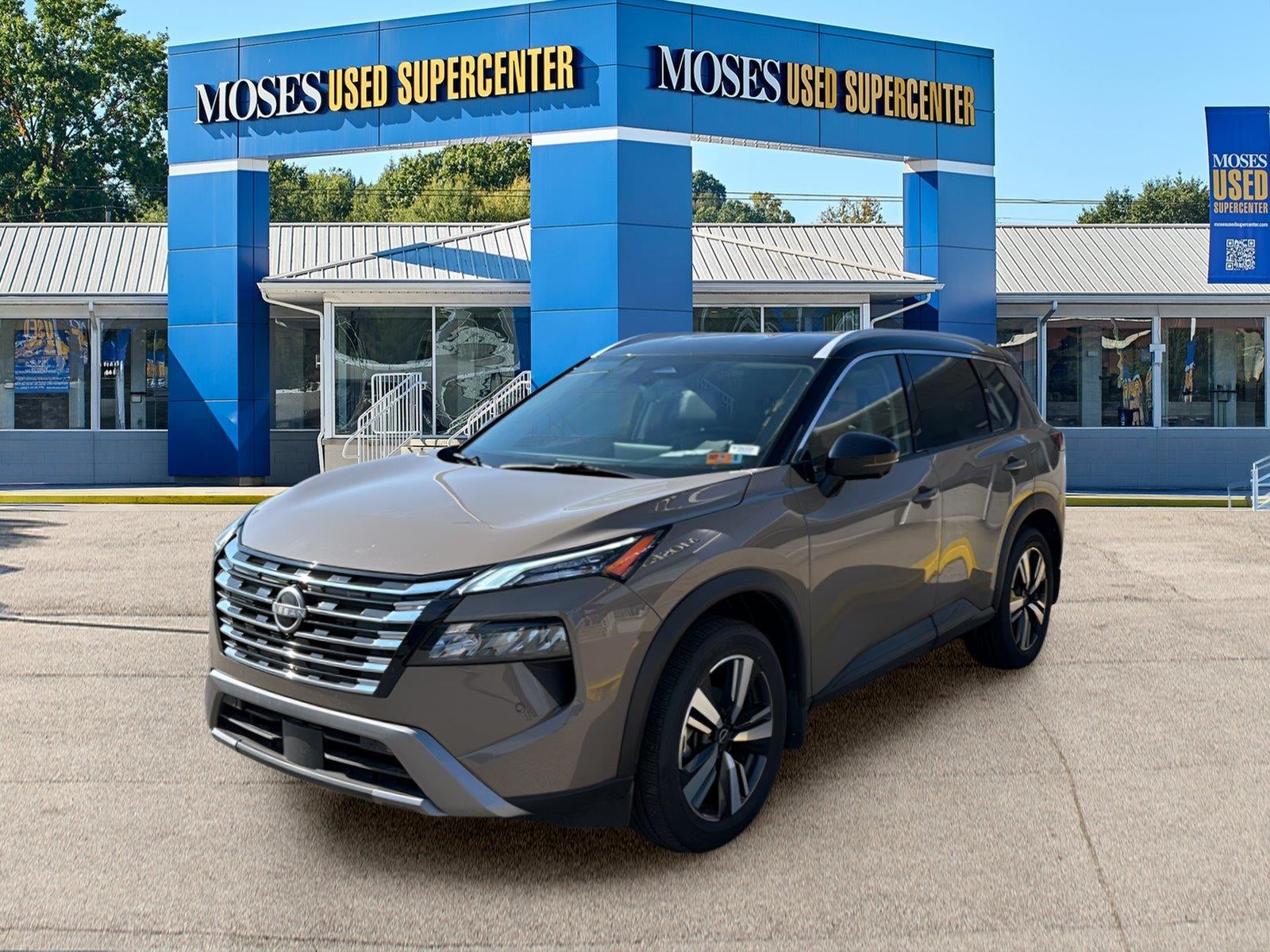 2025 Nissan Rogue SL in Baja Storm Metallic And Super Black — front three-quarter view